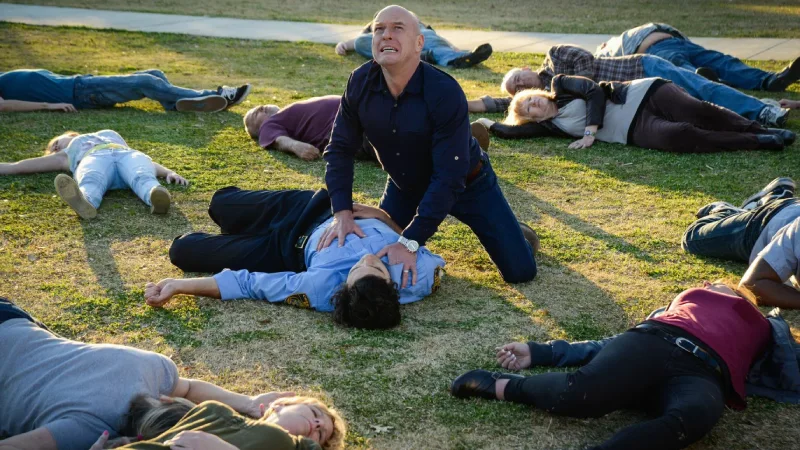 Сериалы похожие на Извне
